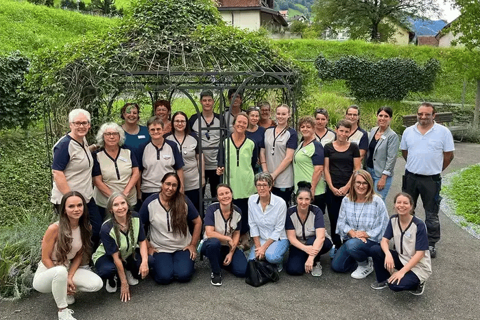 Gruppenfoto der Mitarbeitenden mit Begrüßungstext des Tertianum Blumenaupark
