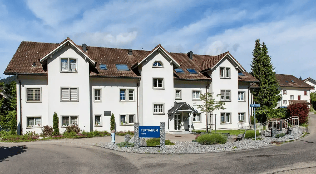 Traditionelles Gebäude des Hauses Tertianum Krone mit sichtbarem Namensschild am Eingang