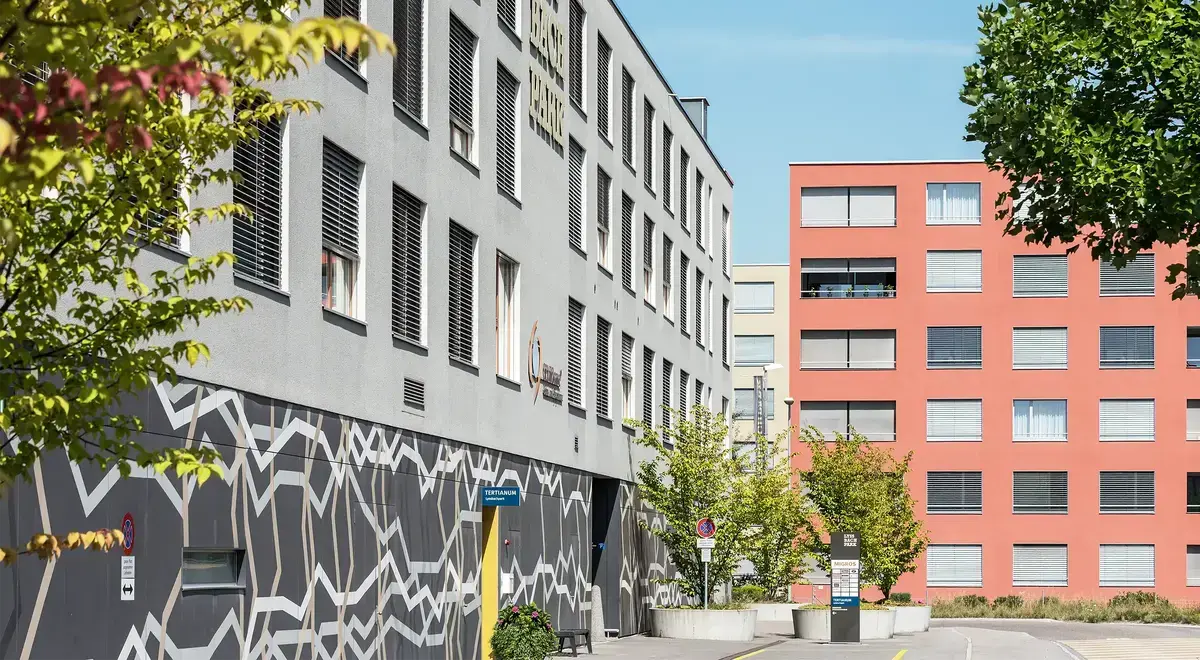Außenfassade des Tertianum Lyssbachpark mit benachbarten farbigen Wohngebäuden