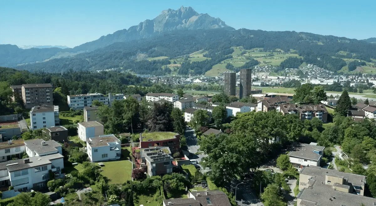 Luftaufnahme des Tertianum Sternmatt, umgeben von Natur und Bergen