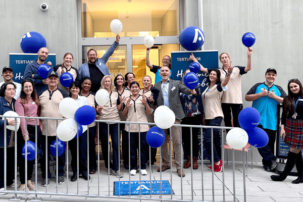 Tertianum-Mitarbeiter feiern mit Luftballons vor dem Gebäude