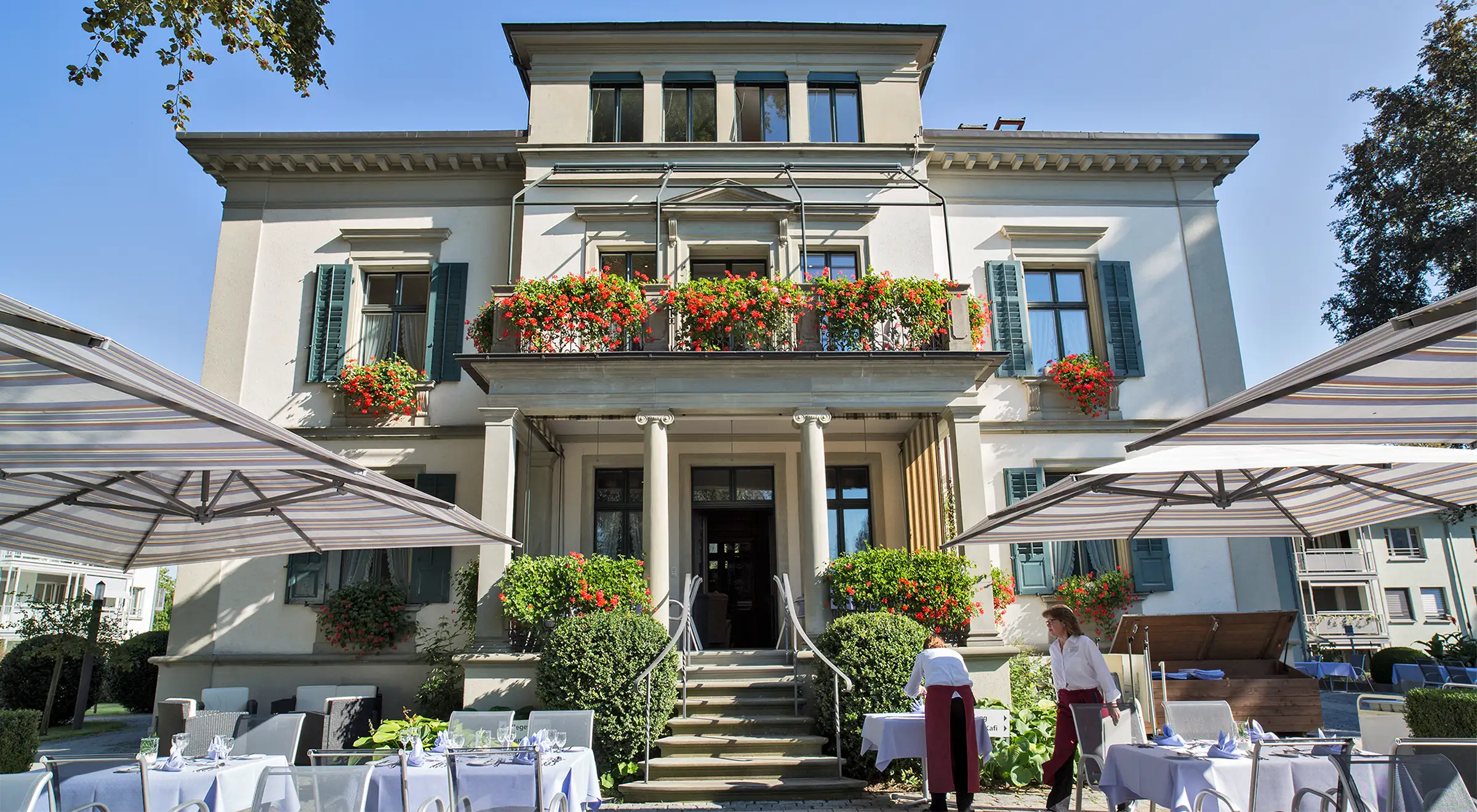 Tertianum-Friedau-Gebaeude-Terrasse