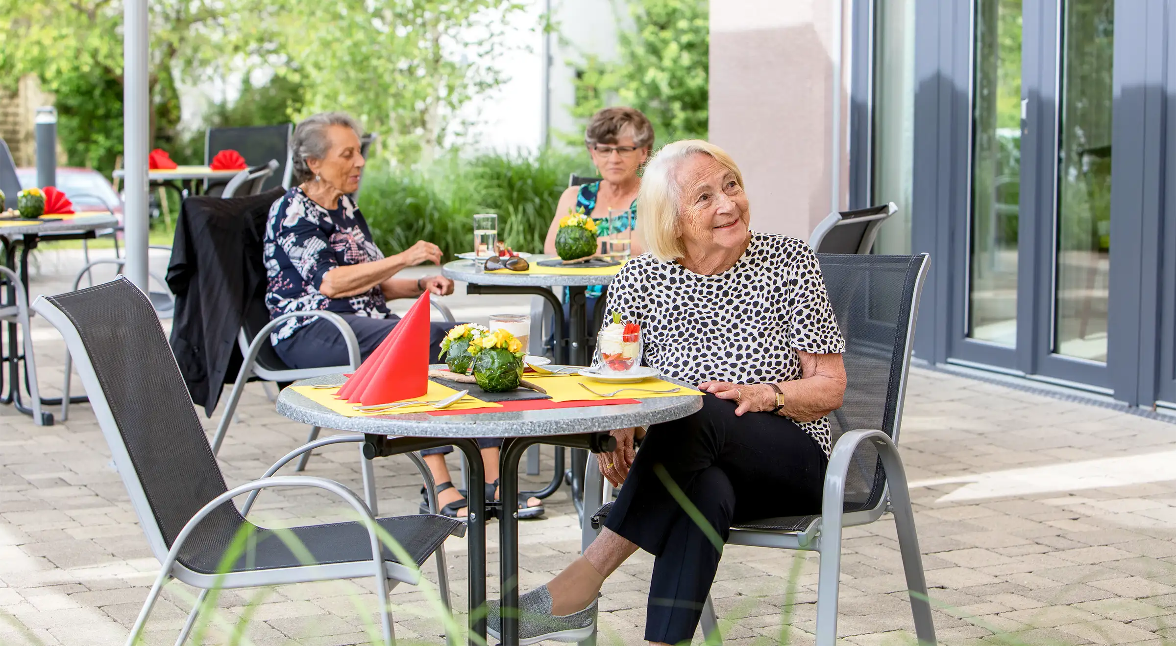 Tertianum-Krone-Restaurant-Terrasse-Gaeste